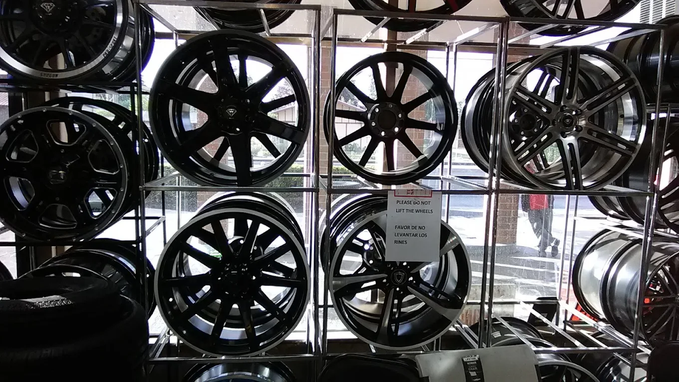 wheel and rim shop near Woodburn interior display